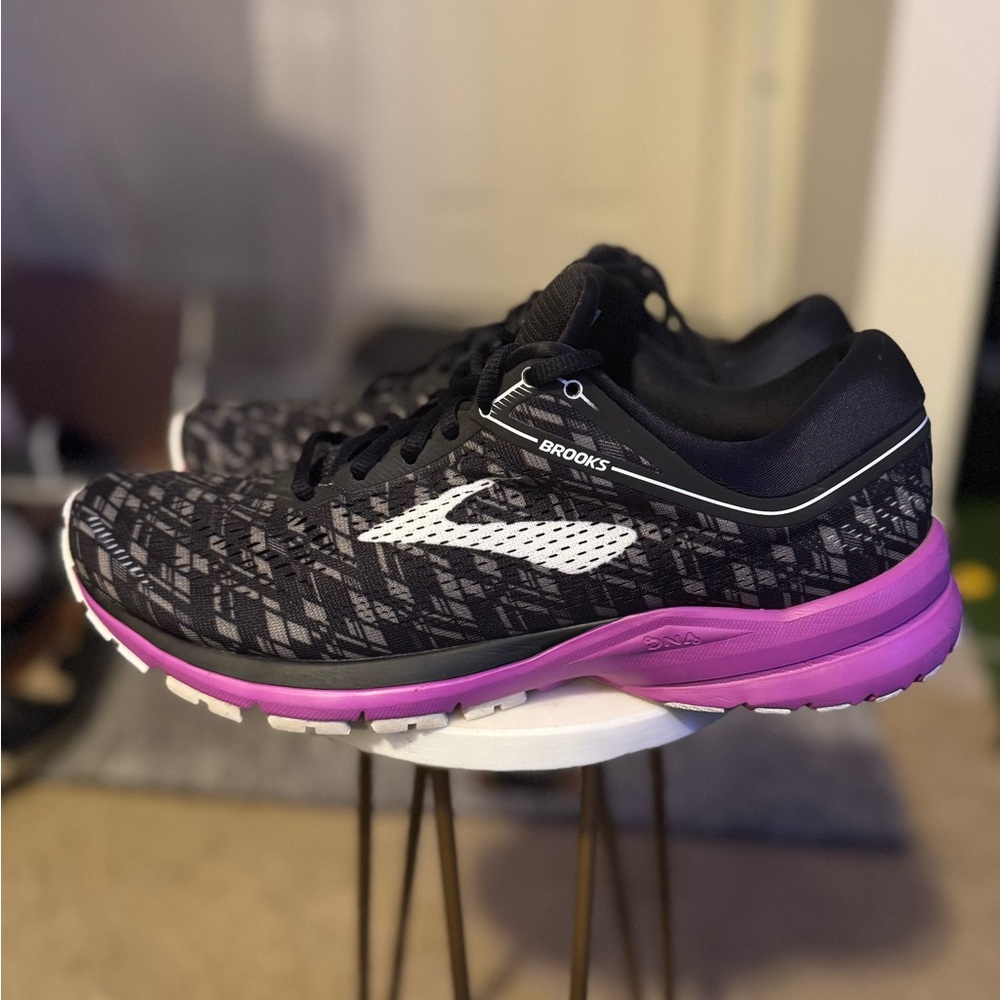 Brooks Women's Black and Pink Athletic Shoes